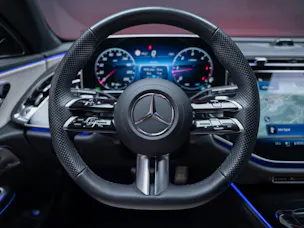 MERCEDES-BENZ E 220 d AMG Line / Hyperscreen / 360°Kamera / Burmester