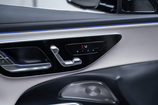 MERCEDES-BENZ E 220 d AMG Line / Hyperscreen / 360°Kamera / Burmester