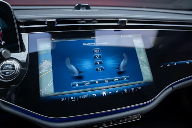 MERCEDES-BENZ E 220 d AMG Line / Hyperscreen / 360°Kamera / Burmester