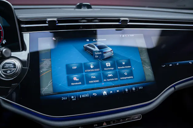 MERCEDES-BENZ E 220 d AMG Line / Hyperscreen / 360°Kamera / Burmester