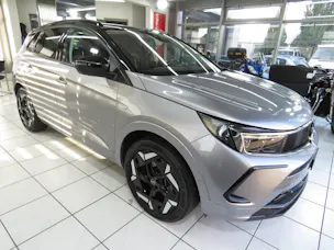 OPEL Grandland 1.6 Hybrid 4x4 GSe Automat (AHK 1'250 kg)