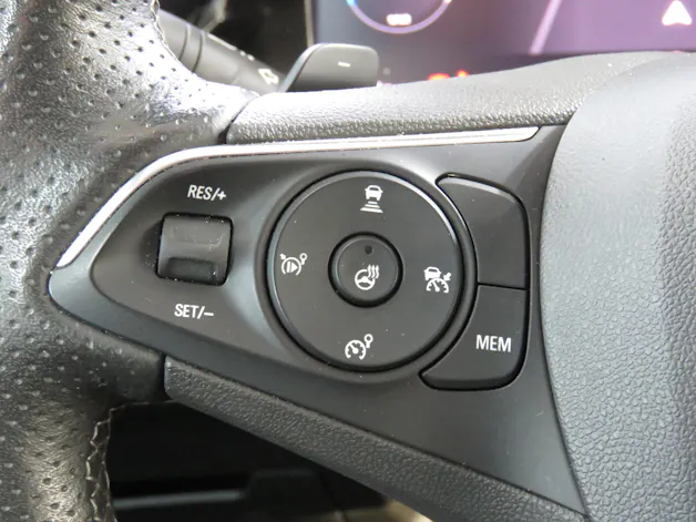 OPEL Grandland 1.6 Hybrid 4x4 GSe Automat (AHK 1'250 kg)