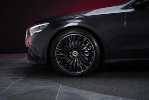 MERCEDES-BENZ E 220 d AMG Line Limousine / Hyperscreen / Panorama-Schiebedach / Burmester