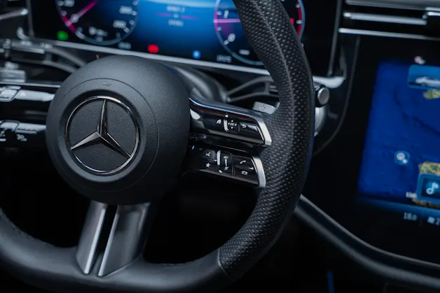 MERCEDES-BENZ E 220 d AMG Line Limousine / Hyperscreen / Panorama-Schiebedach / Burmester