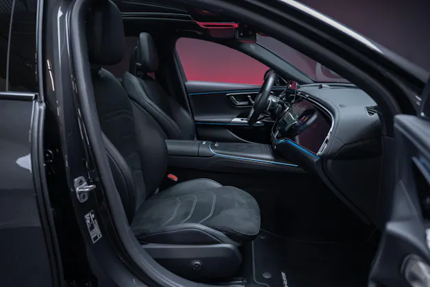 MERCEDES-BENZ E 220 d AMG Line Limousine / Hyperscreen / Panorama-Schiebedach / Burmester
