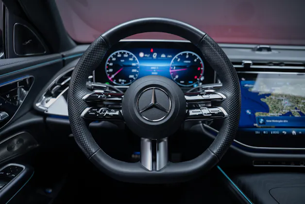 MERCEDES-BENZ E 220 d AMG Line Limousine / Hyperscreen / Panorama-Schiebedach / Burmester