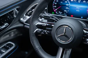 MERCEDES-BENZ E 220 d AMG Line Limousine / Hyperscreen / Panorama-Schiebedach / Burmester