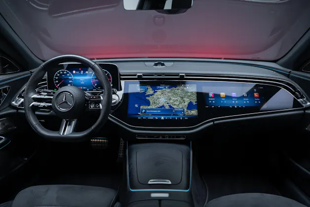 MERCEDES-BENZ E 220 d AMG Line Limousine / Hyperscreen / Panorama-Schiebedach / Burmester