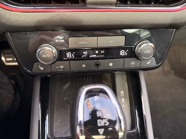 SKODA Kamiq 1.5 TSI MONTE CARLO *** ANHÄNGERKUPPLUNG & PANORAMDACH ***