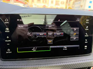 SKODA Kamiq 1.5 TSI MONTE CARLO *** ANHÄNGERKUPPLUNG & PANORAMDACH ***
