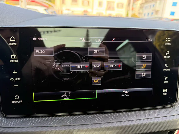 SKODA Kamiq 1.5 TSI MONTE CARLO *** ANHÄNGERKUPPLUNG & PANORAMDACH ***