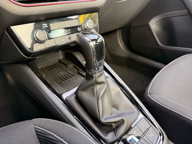 SKODA Kamiq 1.5 TSI MONTE CARLO *** ANHÄNGERKUPPLUNG & PANORAMDACH ***