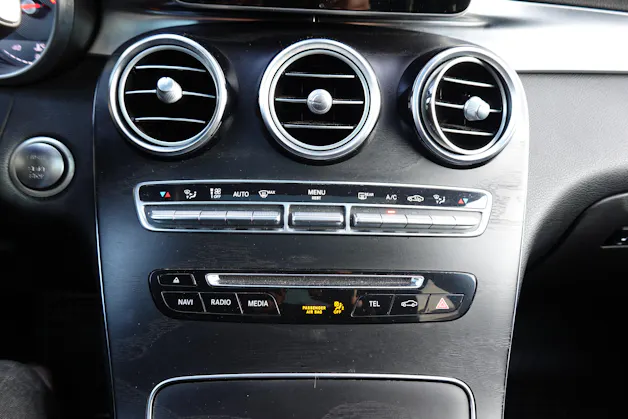 MERCEDES-BENZ GLC 250 AMG Line 4Matic "* CH Auto * Toit Ouvrant * Sièges Electriques+Chauffant * GPS * Lumière Ambiance * Volant chauffant *"