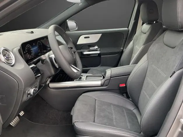 MERCEDES-BENZ GLA 200 Night Star 7G-D