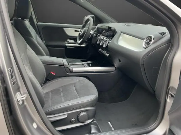 MERCEDES-BENZ GLA 200 Night Star 7G-D