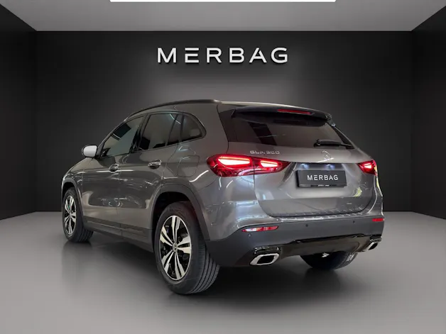 MERCEDES-BENZ GLA 200 Night Star 7G-D