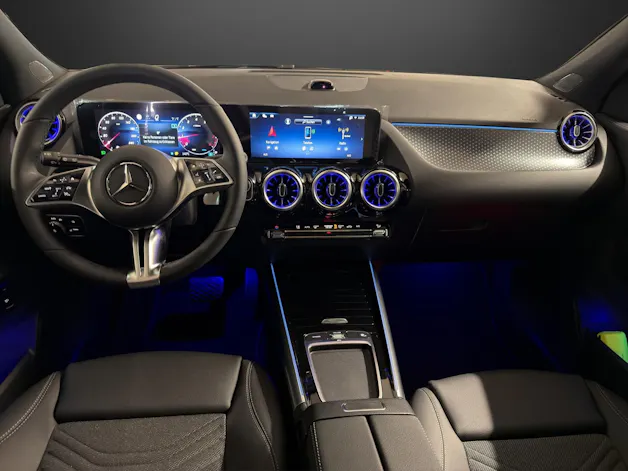 MERCEDES-BENZ GLA 200 Night Star 7G-D