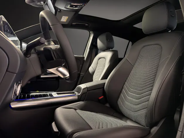 MERCEDES-BENZ GLA 200 Night Star 7G-D