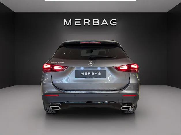 MERCEDES-BENZ GLA 200 Night Star 7G-D