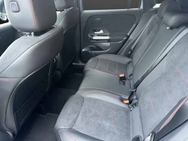 MERCEDES-BENZ GLA 200 Night Star 7G-D