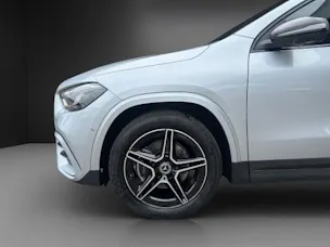 MERCEDES-BENZ GLA 200 Night Star 7G-D