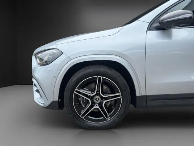 MERCEDES-BENZ GLA 200 Night Star 7G-D