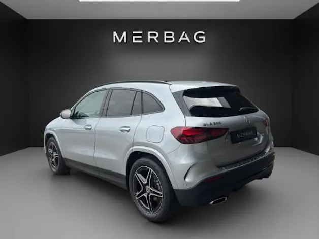 MERCEDES-BENZ GLA 200 Night Star 7G-D