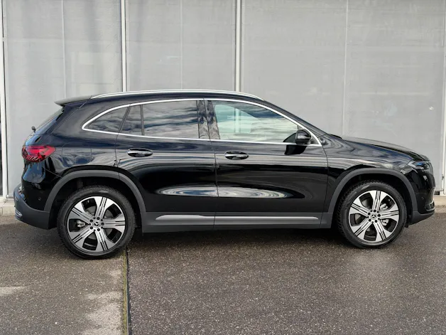 MERCEDES-BENZ EQA 300 4Matic Swiss Star