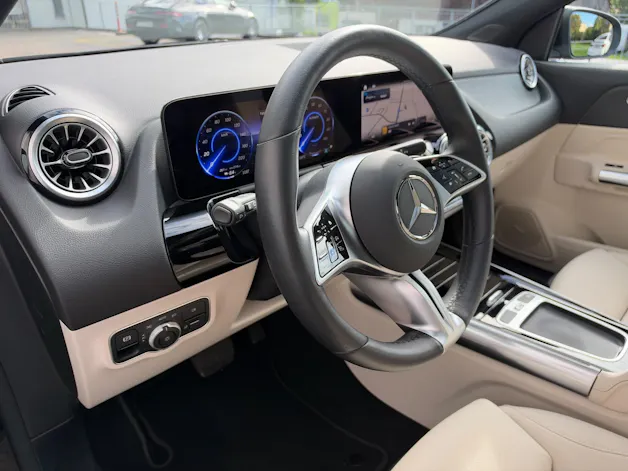 MERCEDES-BENZ EQA 300 4Matic Swiss Star