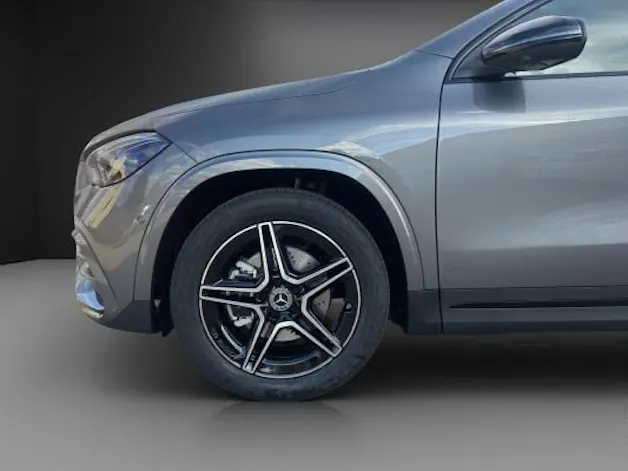 MERCEDES-BENZ GLA 200 Night Star 7G-D
