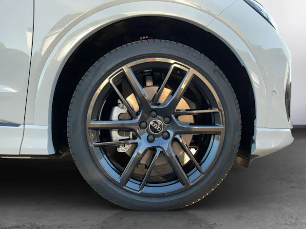AUDI Q4 e-tron SUV quattro performance Swiss Ski