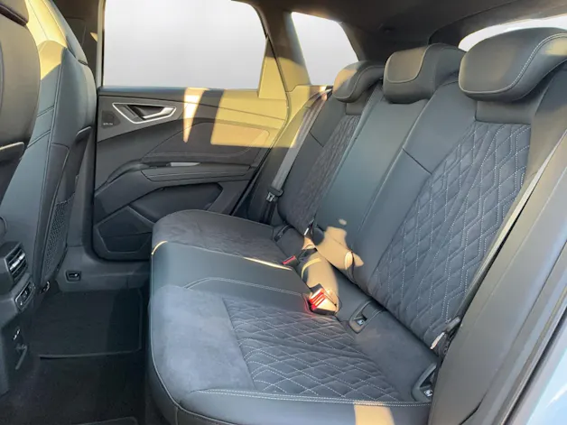 AUDI Q4 e-tron SUV quattro performance Swiss Ski