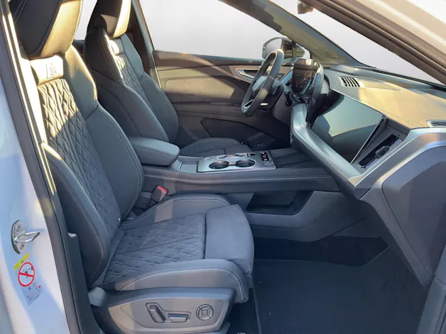 AUDI Q4 e-tron SUV quattro performance Swiss Ski