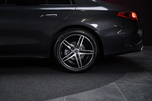 MERCEDES-BENZ E 220 d AMG Line 4matic / 360°Kamera / Ambientebeleuchtung