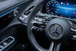 MERCEDES-BENZ E 220 d AMG Line 4matic / 360°Kamera / Ambientebeleuchtung