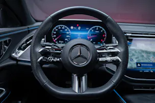 MERCEDES-BENZ E 220 d AMG Line 4matic / 360°Kamera / Ambientebeleuchtung
