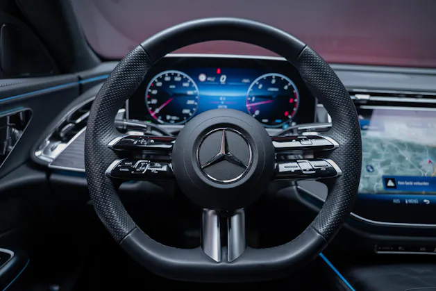 MERCEDES-BENZ E 220 d AMG Line 4matic / 360°Kamera / Ambientebeleuchtung