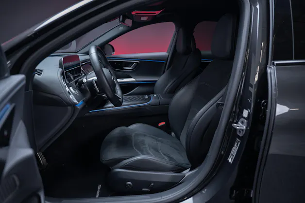 MERCEDES-BENZ E 220 d AMG Line 4matic / 360°Kamera / Ambientebeleuchtung