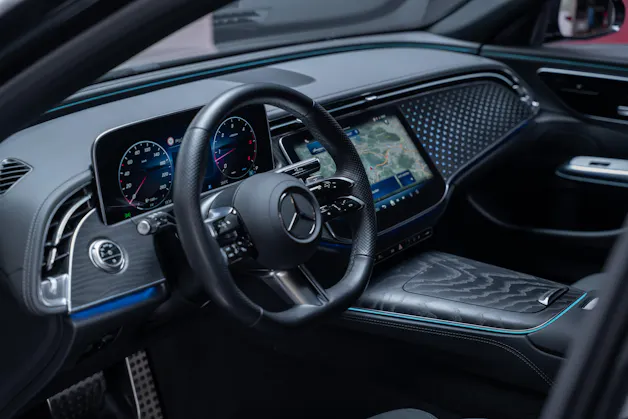 MERCEDES-BENZ E 220 d AMG Line 4matic / 360°Kamera / Ambientebeleuchtung