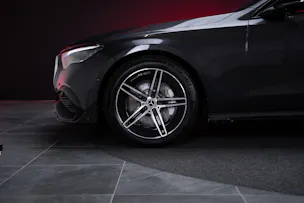 MERCEDES-BENZ E 220 d AMG Line 4matic / 360°Kamera / Ambientebeleuchtung