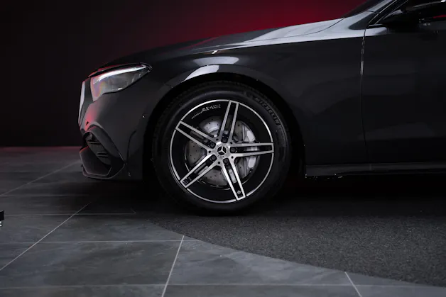 MERCEDES-BENZ E 220 d AMG Line 4matic / 360°Kamera / Ambientebeleuchtung