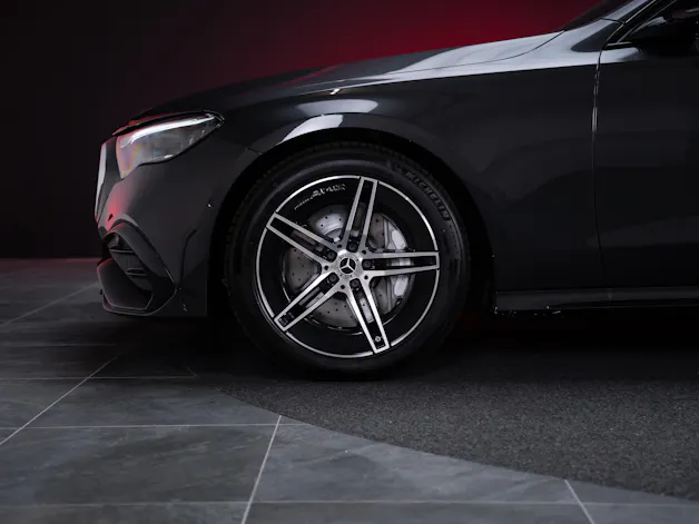 MERCEDES-BENZ E 220 d AMG Line 4matic / 360°Kamera / Ambientebeleuchtung