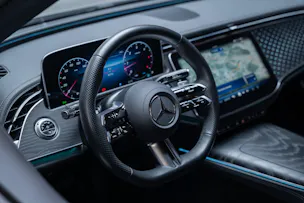 MERCEDES-BENZ E 220 d AMG Line 4matic / 360°Kamera / Ambientebeleuchtung
