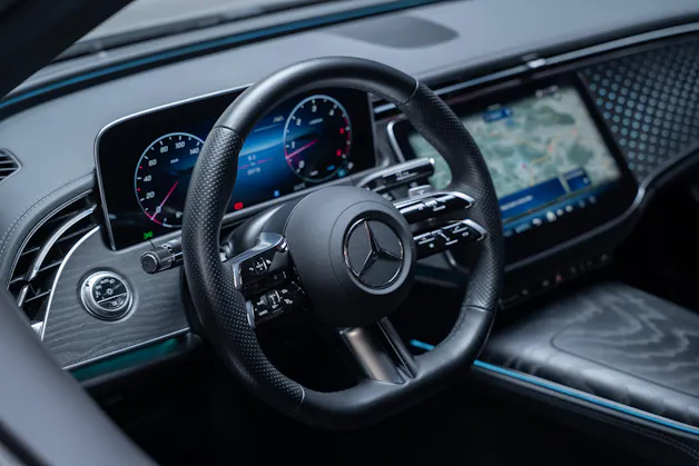 MERCEDES-BENZ E 220 d AMG Line 4matic / 360°Kamera / Ambientebeleuchtung