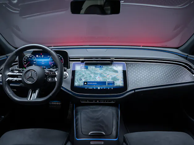 MERCEDES-BENZ E 220 d AMG Line 4matic / 360°Kamera / Ambientebeleuchtung