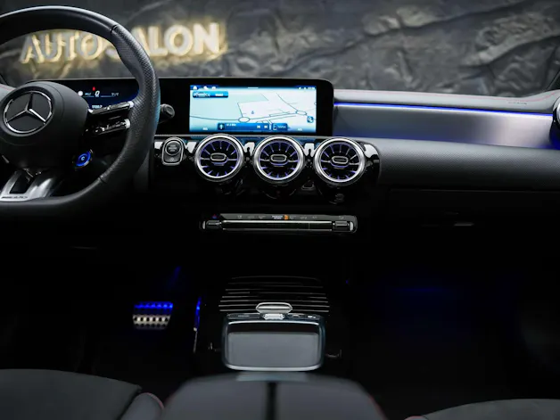 MERCEDES-BENZ CLA 35 AMG 4Matic 8G-DCT *Werksgarantie*Panorama*