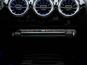 MERCEDES-BENZ CLA 35 AMG 4Matic 8G-DCT *Werksgarantie*Panorama*