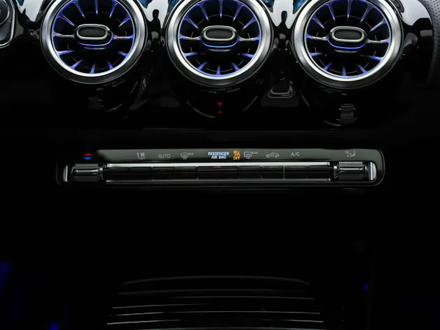 MERCEDES-BENZ CLA 35 AMG 4Matic 8G-DCT *Werksgarantie*Panorama*