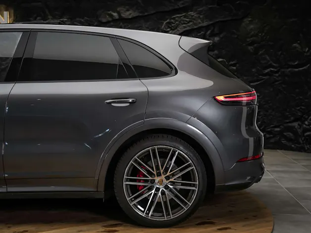 PORSCHE Cayenne 4.0 V8 GTS *CH Auto*Panorama*Massage*Allradlenkung*