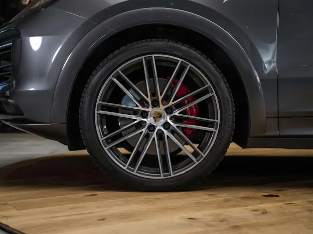 PORSCHE Cayenne 4.0 V8 GTS *CH Auto*Panorama*Massage*Allradlenkung*